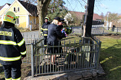 Mladý Smolivec Mladosmolivečtí hasiči položili květinu k pomníku padlých v Mladém Smolivci