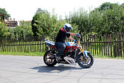 Motocyklový kaskadér Martin Krátký z Mladého Smolivce vystoupil se svým programem v rámci pouťových slavností v Mladém Smolivci