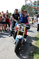 Motocyklový kaskadér Martin Krátký z Mladého Smolivce vystoupil se svým programem v rámci pouťových slavností v Mladém Smolivci