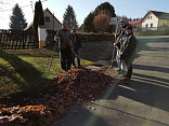 Úklid spadaného listí v Budislavicích