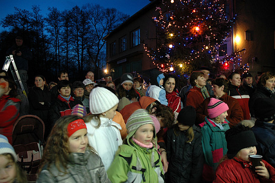 V Mladém Smolivci rozsvěcovali vánoční stromečky.
