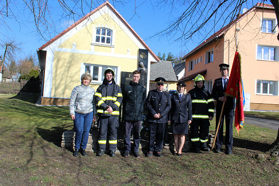 Mladosmolivečtí hasiči položili květinu k pomníku padlých v Mladém Smolivci 8.3.2020